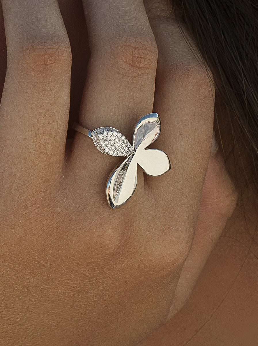 Anillo de plata flor con pétalo de circonitas