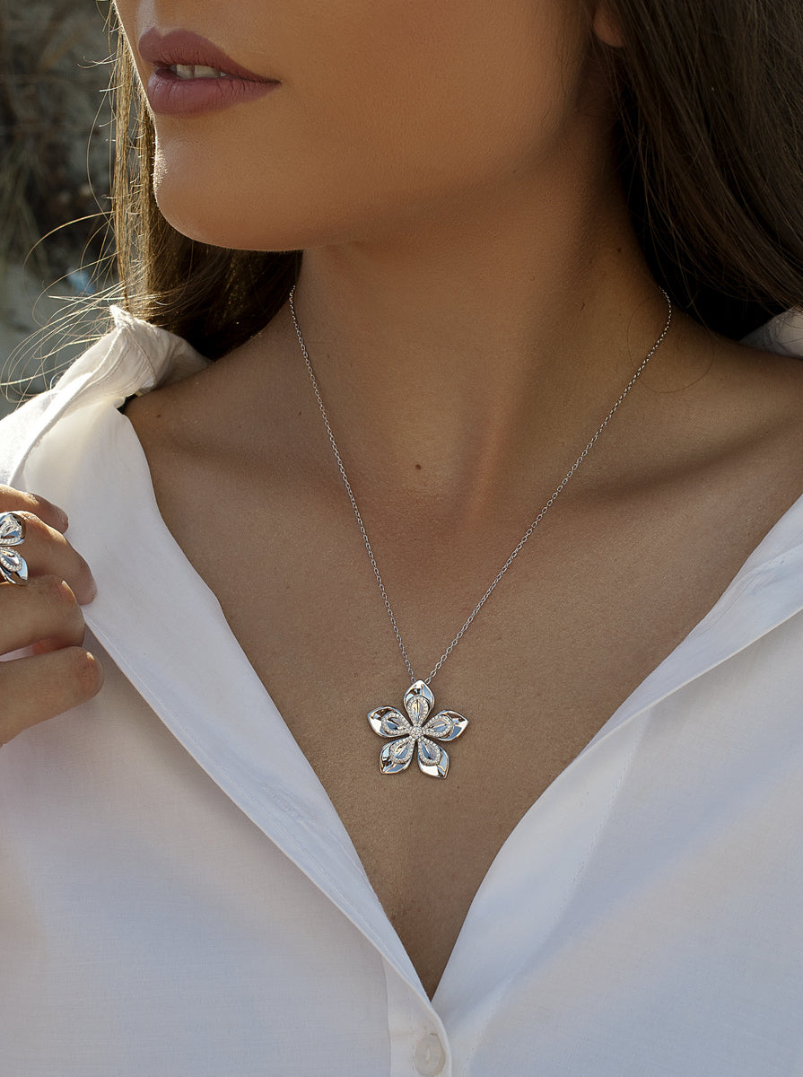 Collar de plata flor doble de cinco pétalos con circonitas