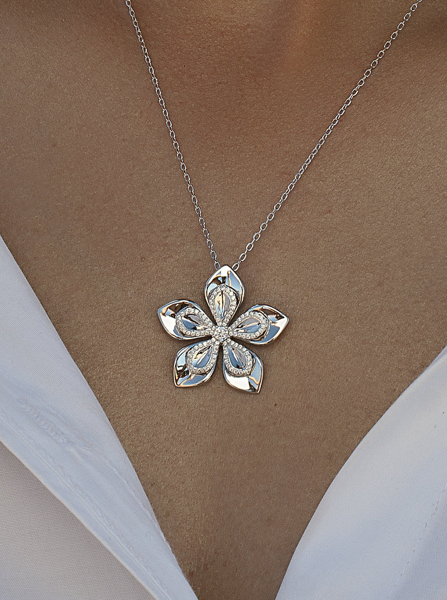 Collar de plata flor doble de cinco pétalos con circonitas