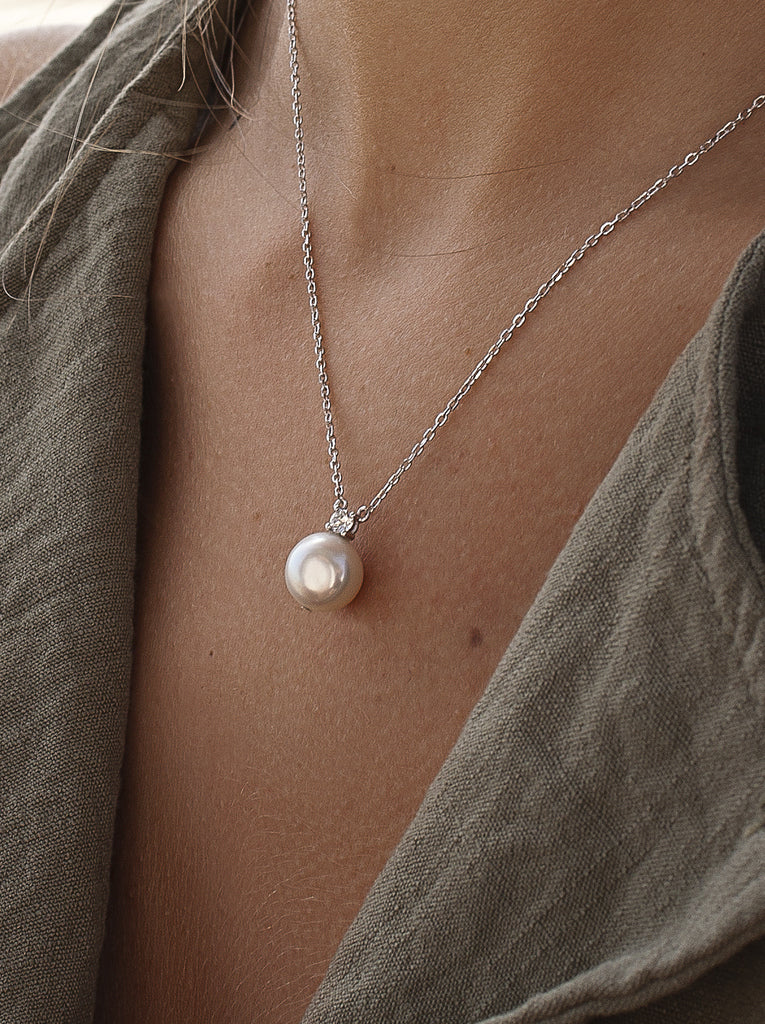 Silver necklace with pearl and zirconia pendant