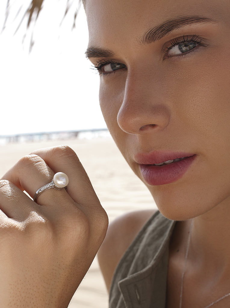 Silver ring with central pearl and cubic zirconia
