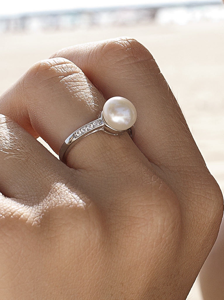 Silver ring with central pearl and cubic zirconia
