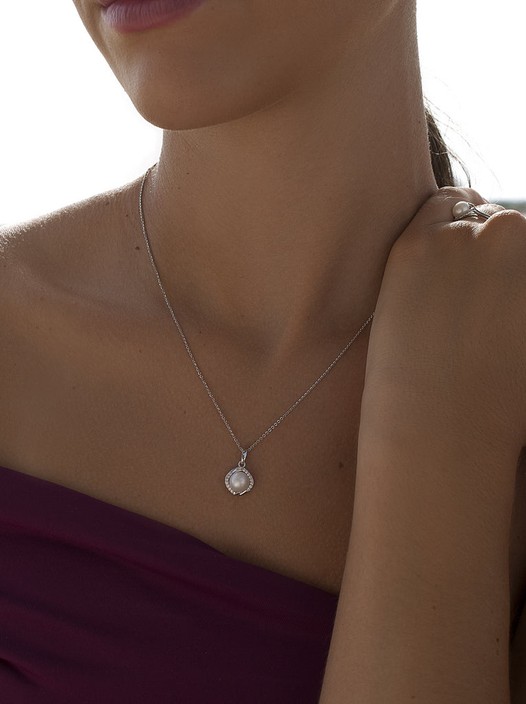Silver necklace with a pearl framed in cubic zirconia