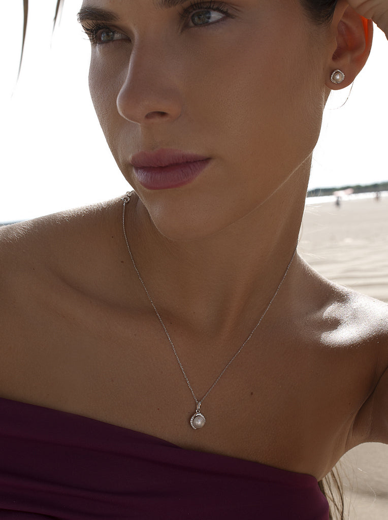 Silver necklace with a pearl framed in cubic zirconia