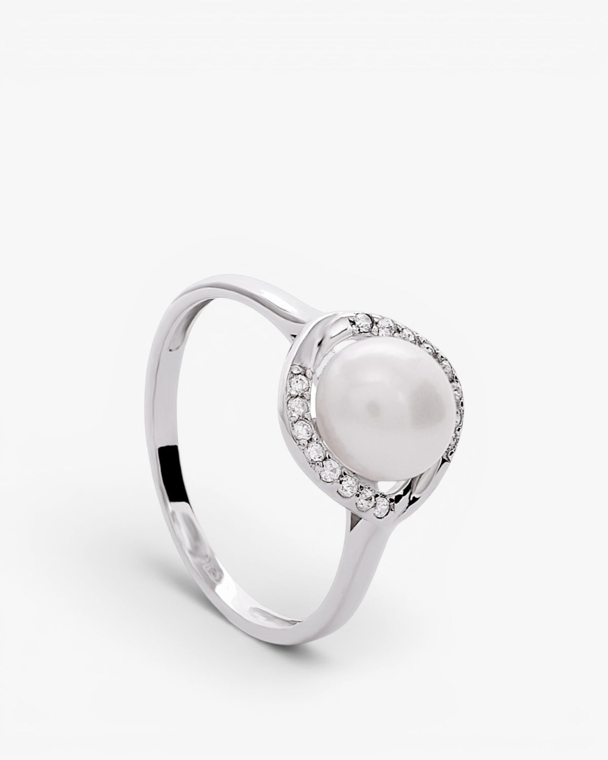 Silver ring with pearl and wavy cubic zirconia frame
