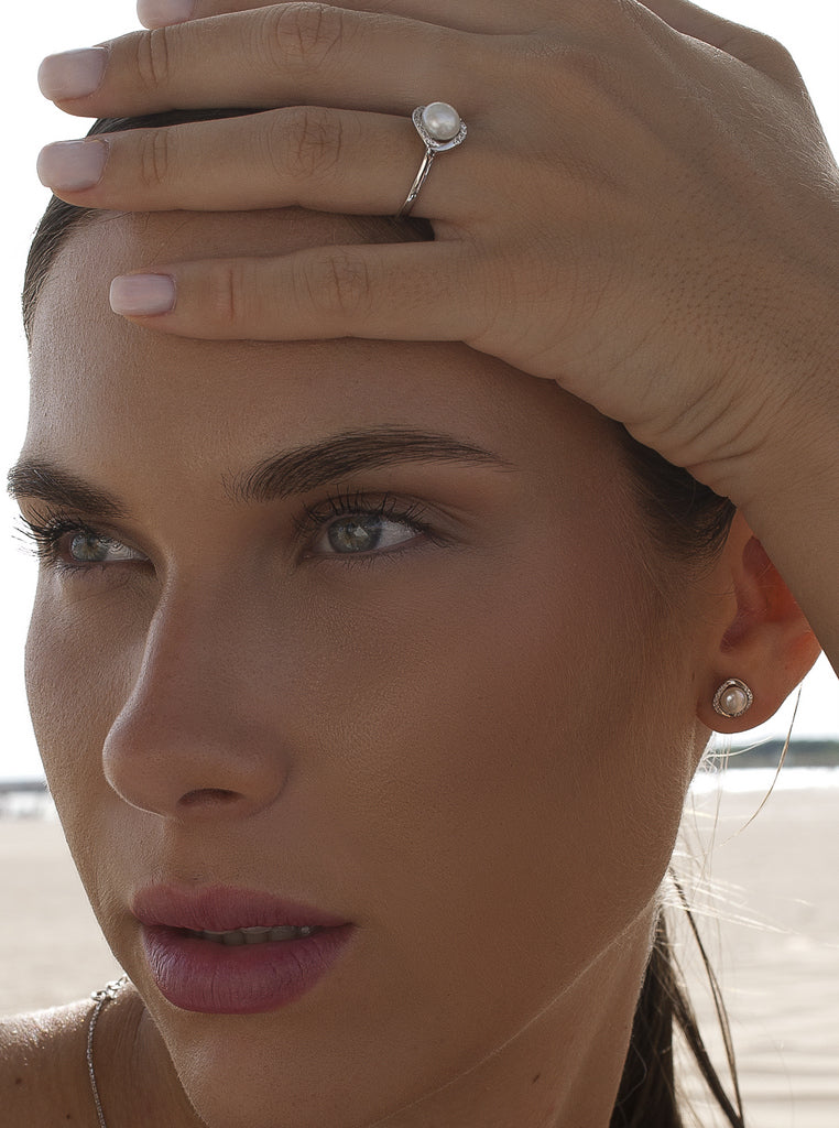 Silver ring with pearl and wavy cubic zirconia frame