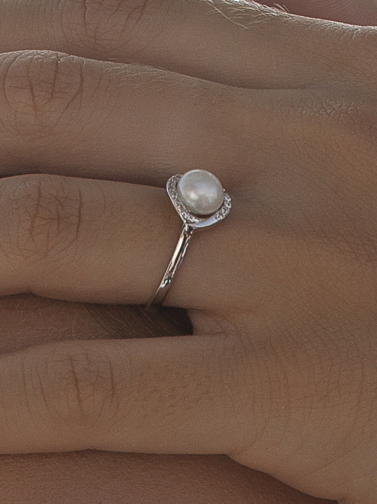 Silver ring with pearl and wavy cubic zirconia frame