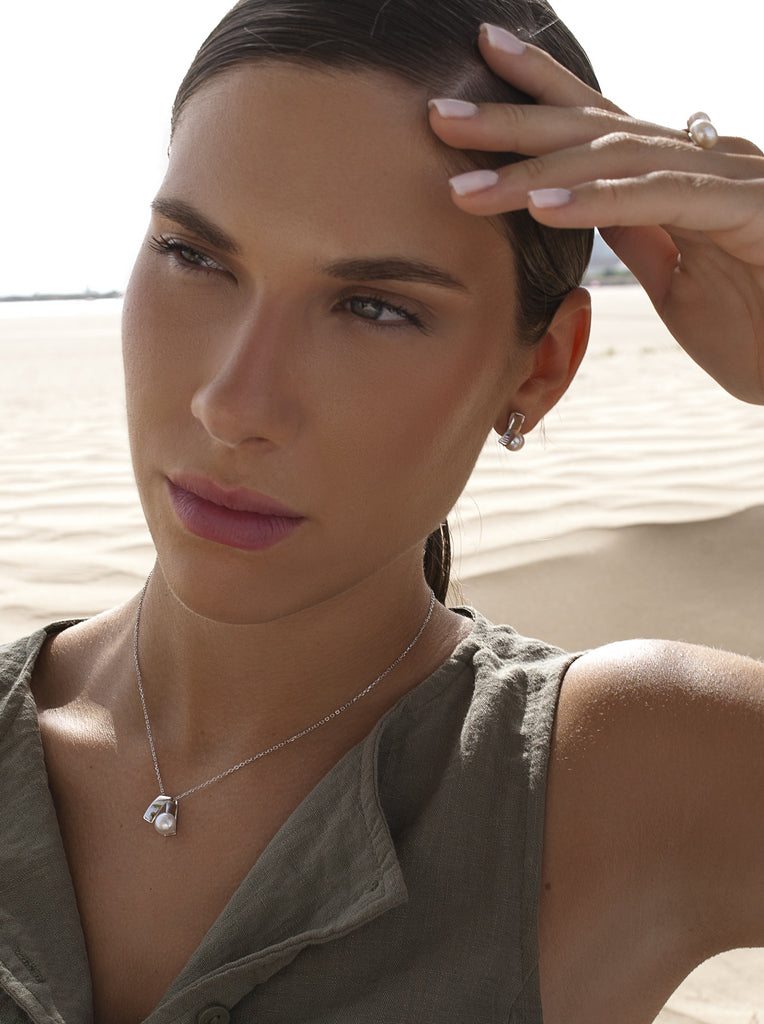 Silver necklace with pearl and geometric pendant