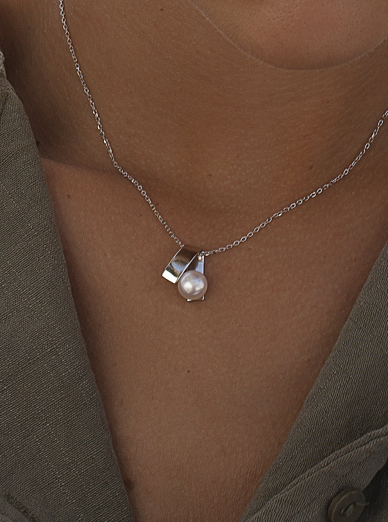 Silver necklace with pearl and geometric pendant