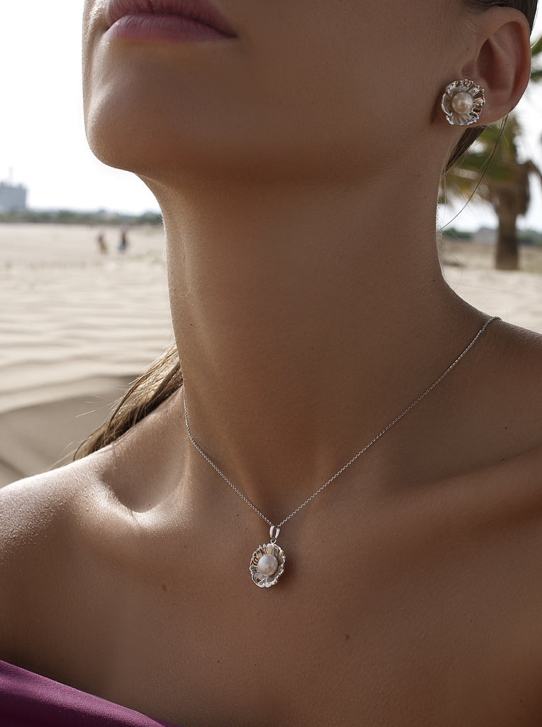 Silver necklace with flower and white pearl