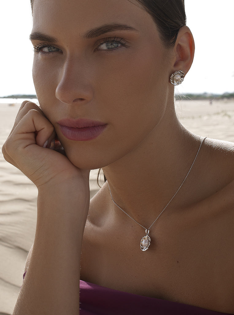 Silver necklace with flower and white pearl