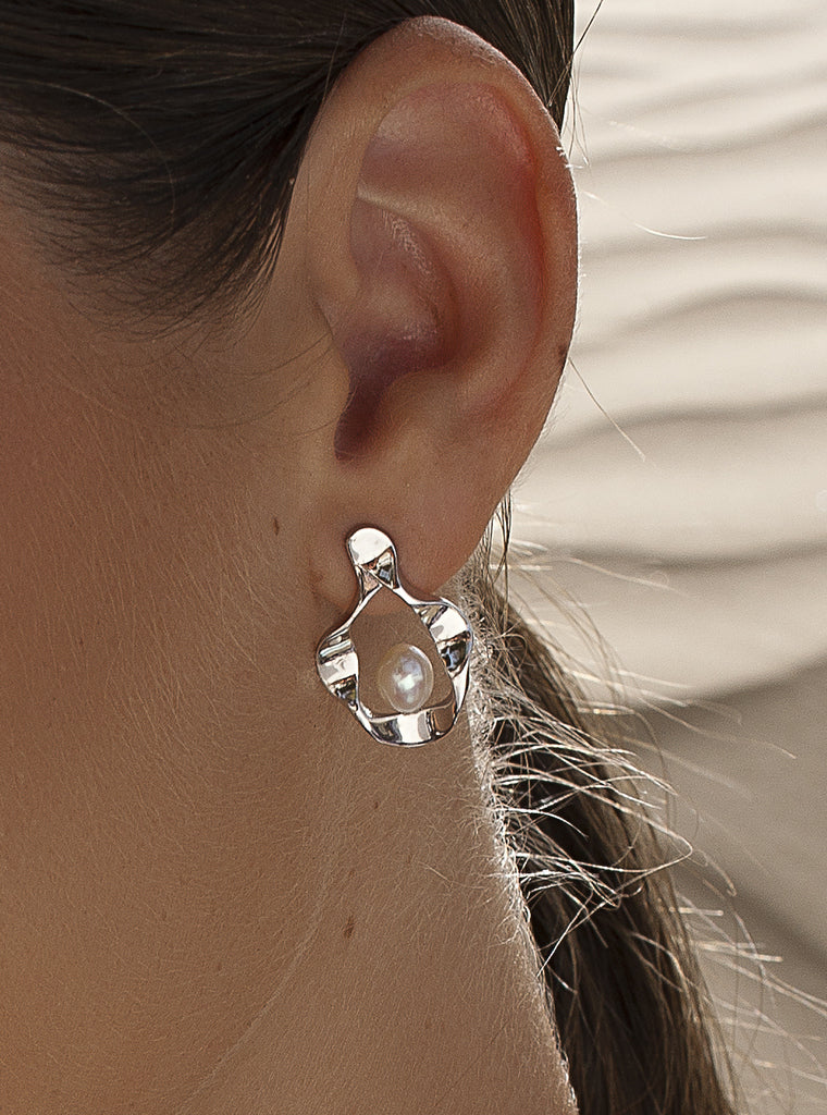 Silver earrings with pearl and asymmetric silhouette