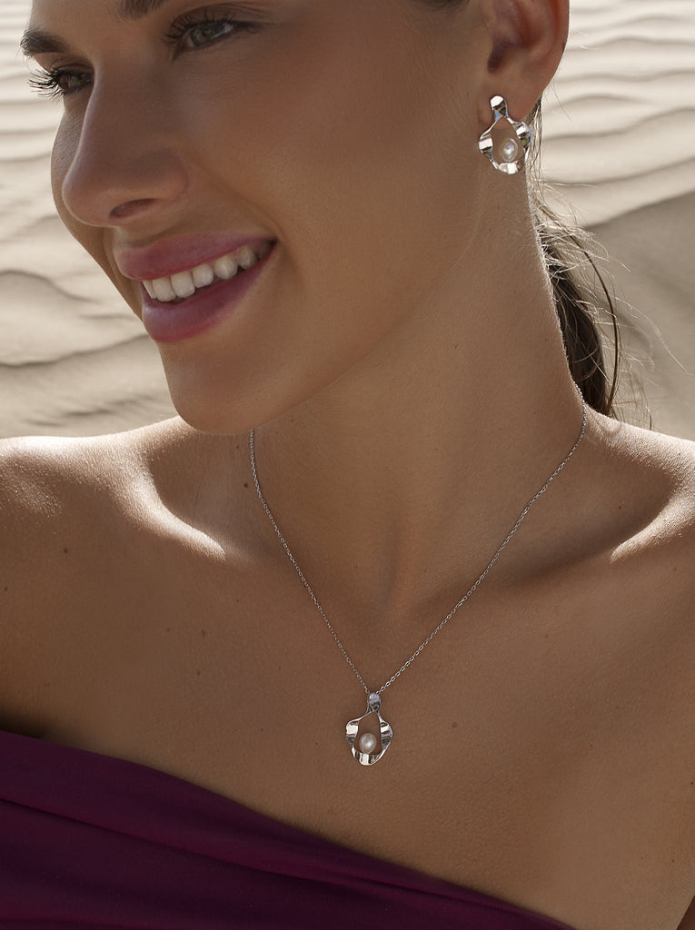 Silver necklace with pearl and asymmetrical pendant