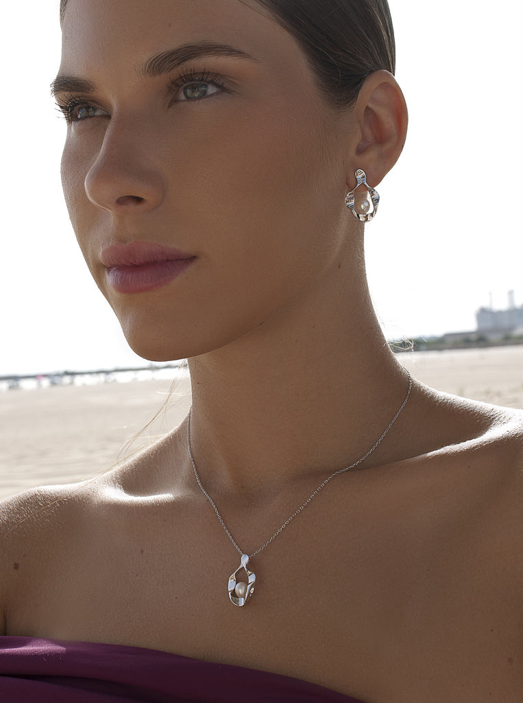 Silver necklace with pearl and asymmetrical pendant