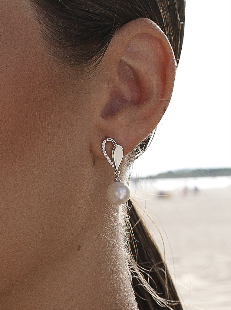 Silver earrings with pearl and leaf motif with cubic zirconia