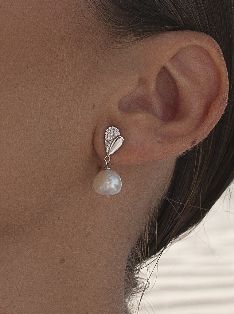 Silver earrings with pearl and cubic zirconia petals