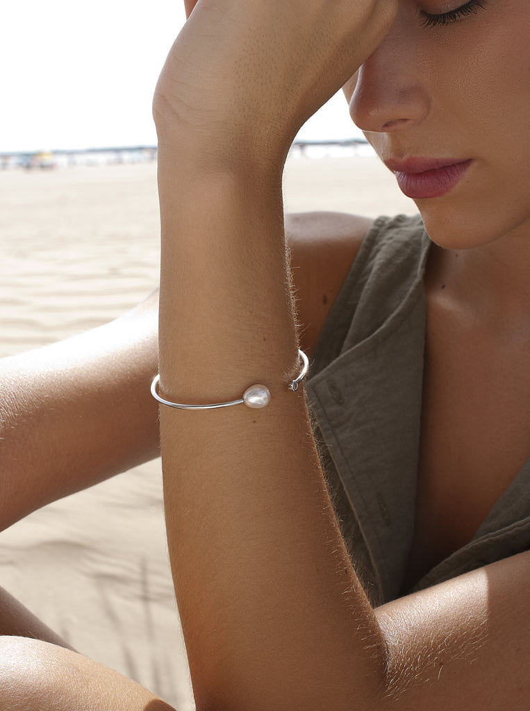 Open silver bangle with pearl and zirconia
