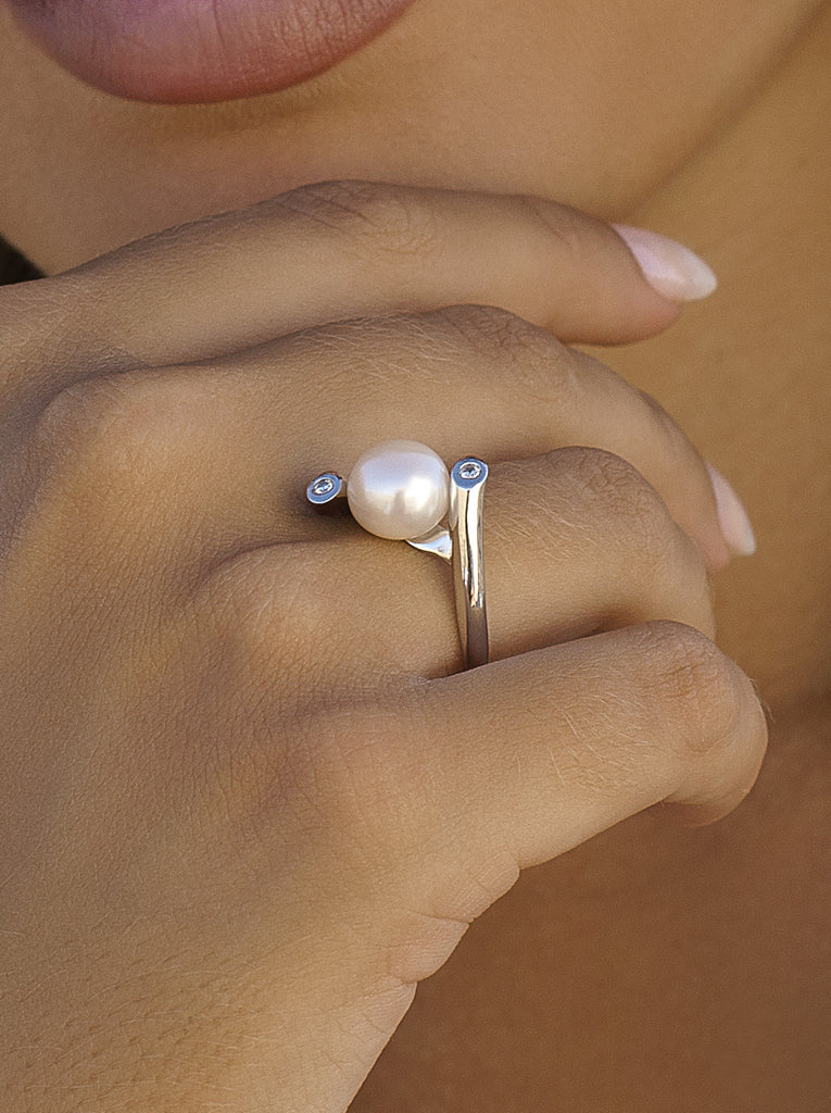 Silver ring with pearl and asymmetrical curved design