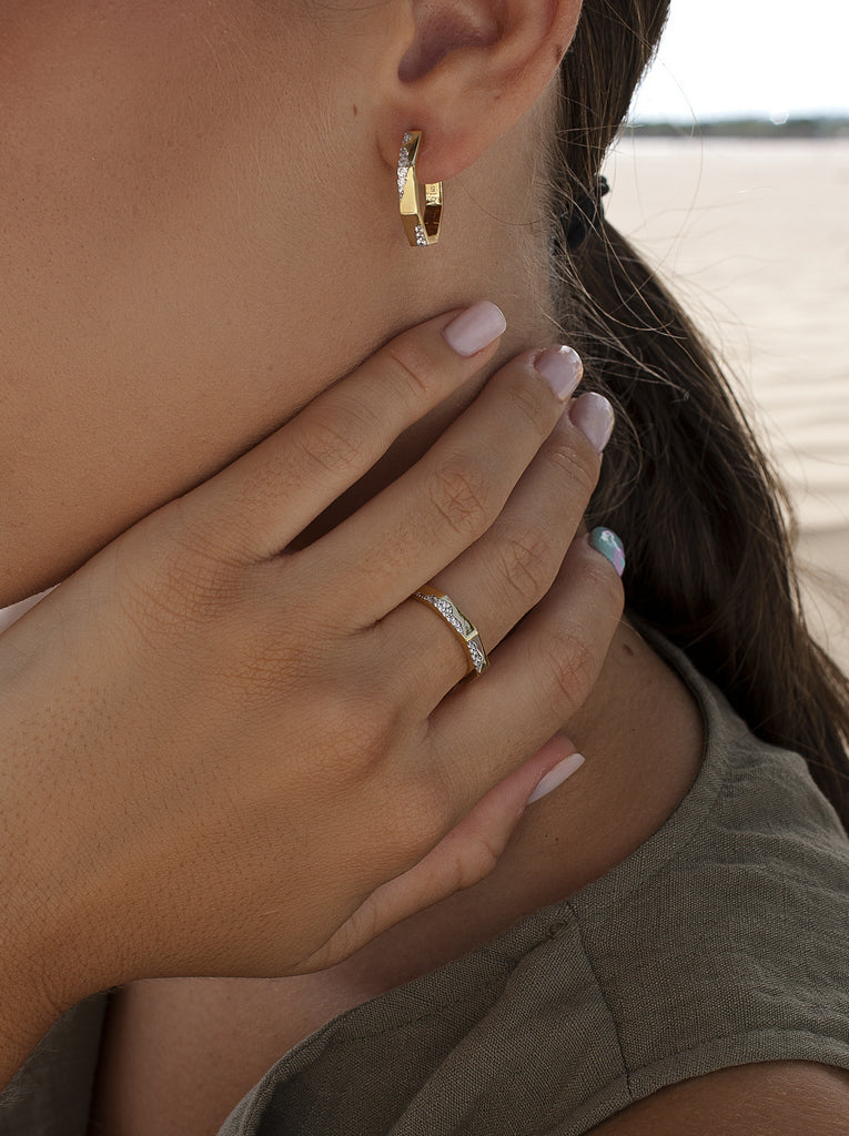 Geometric gold ring with zircons