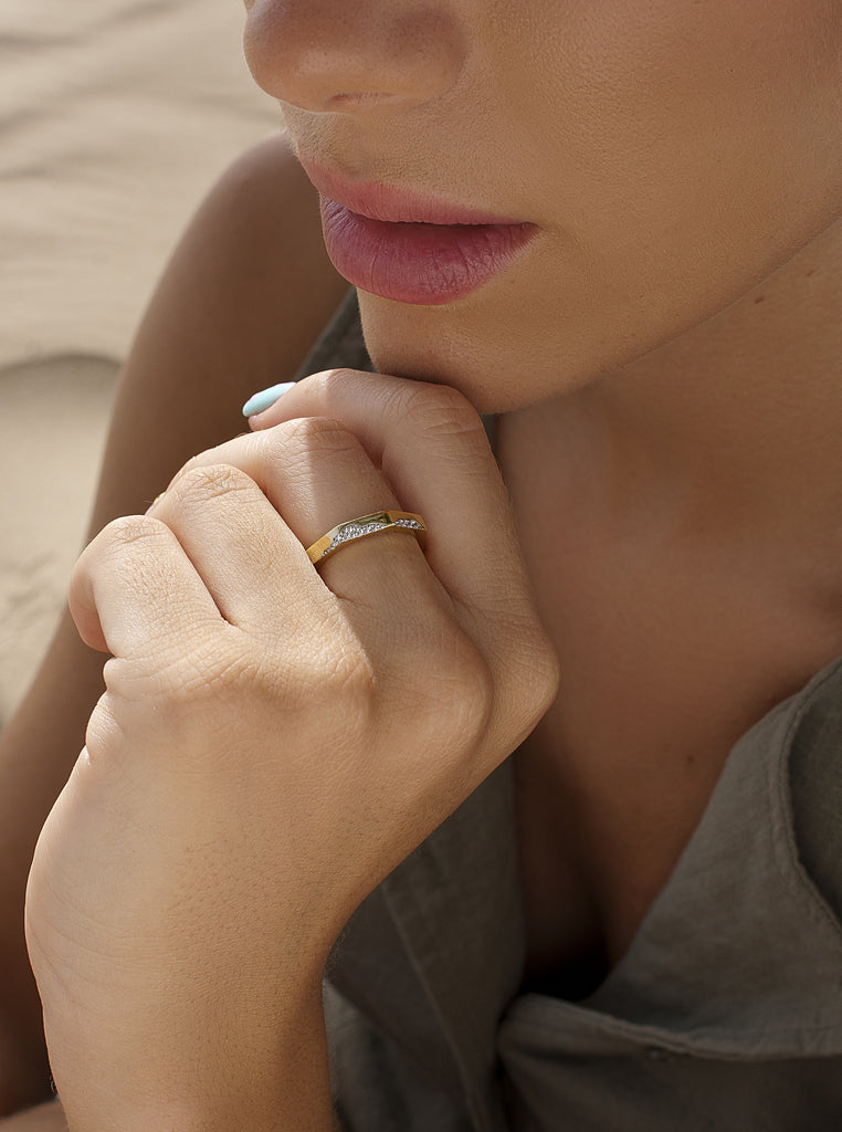 Geometric gold ring with zircons