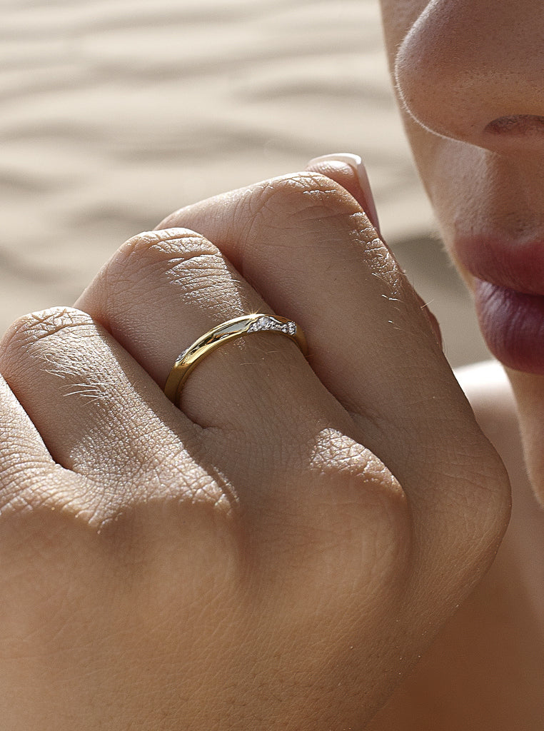Curved gold ring with cubic zirconia