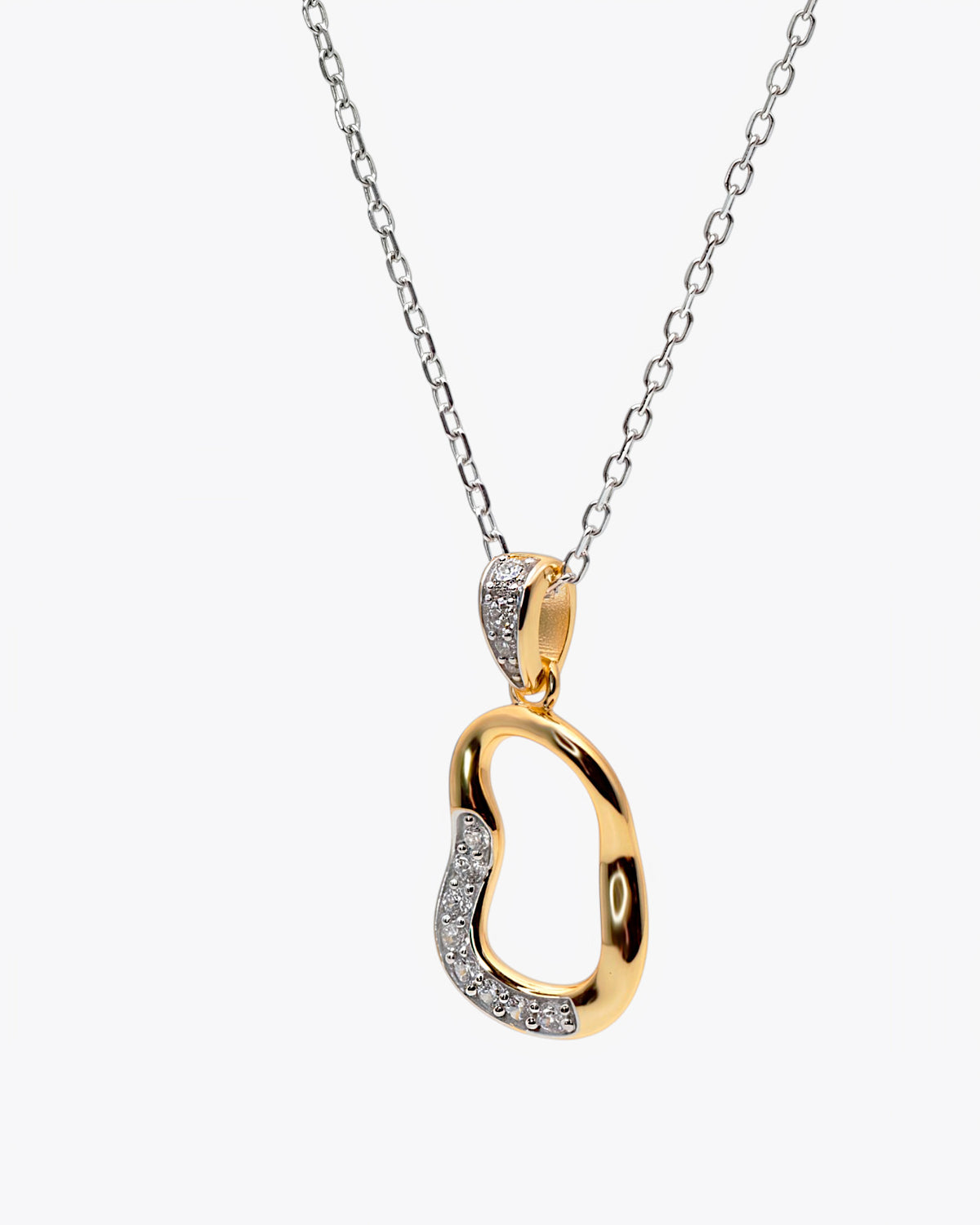 Collar bicolor con colgante orgánico dorado y piedras blancas