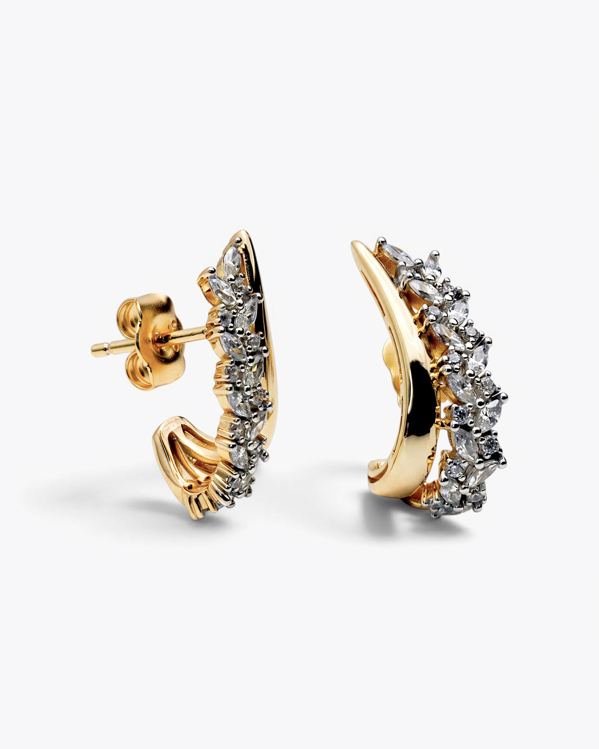 Pendientes dorados curvos con piedras blancas talla marquesa
