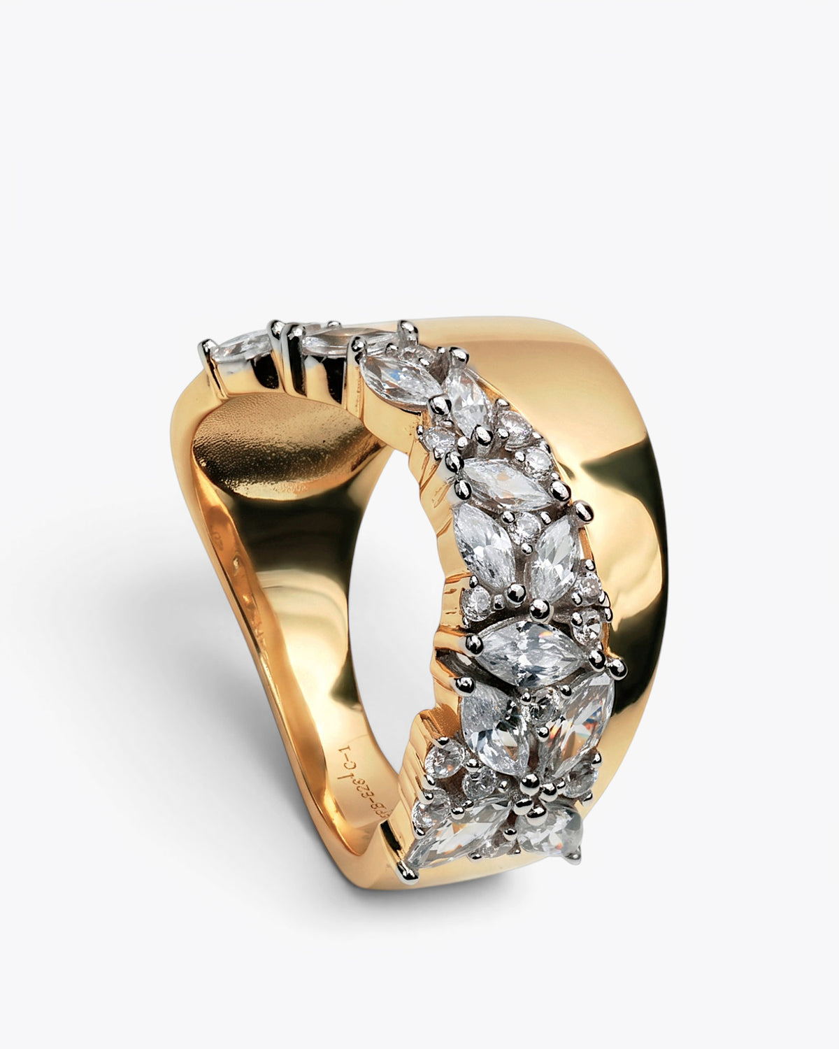 Anillo dorado de banda curva con piedras blancas talla marquesa