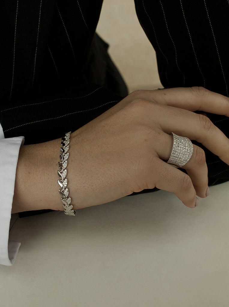 Anillo de plata ancho con circonitas brillantes