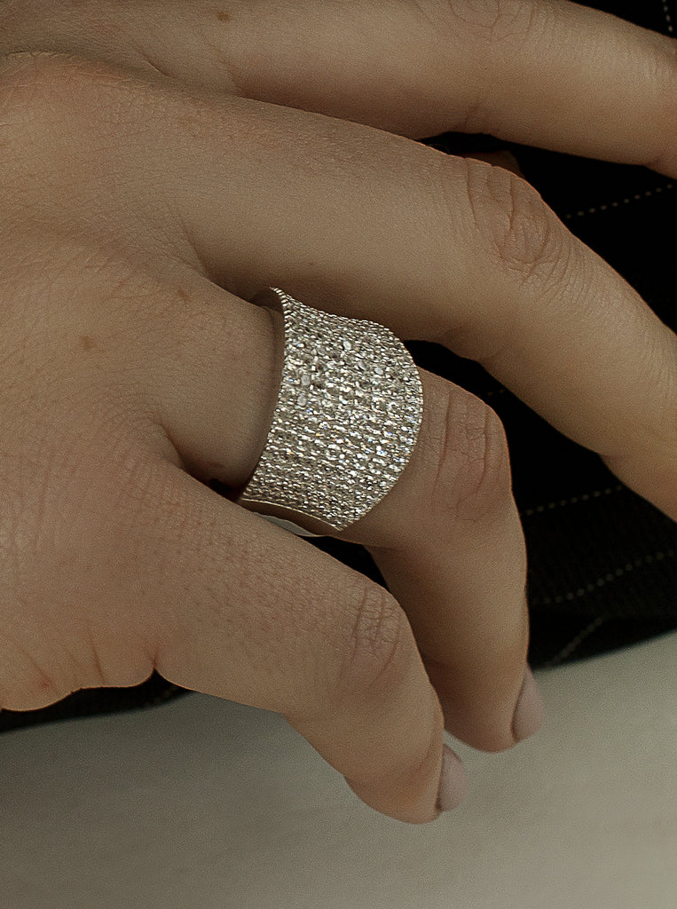 Anillo de plata ancho con circonitas brillantes