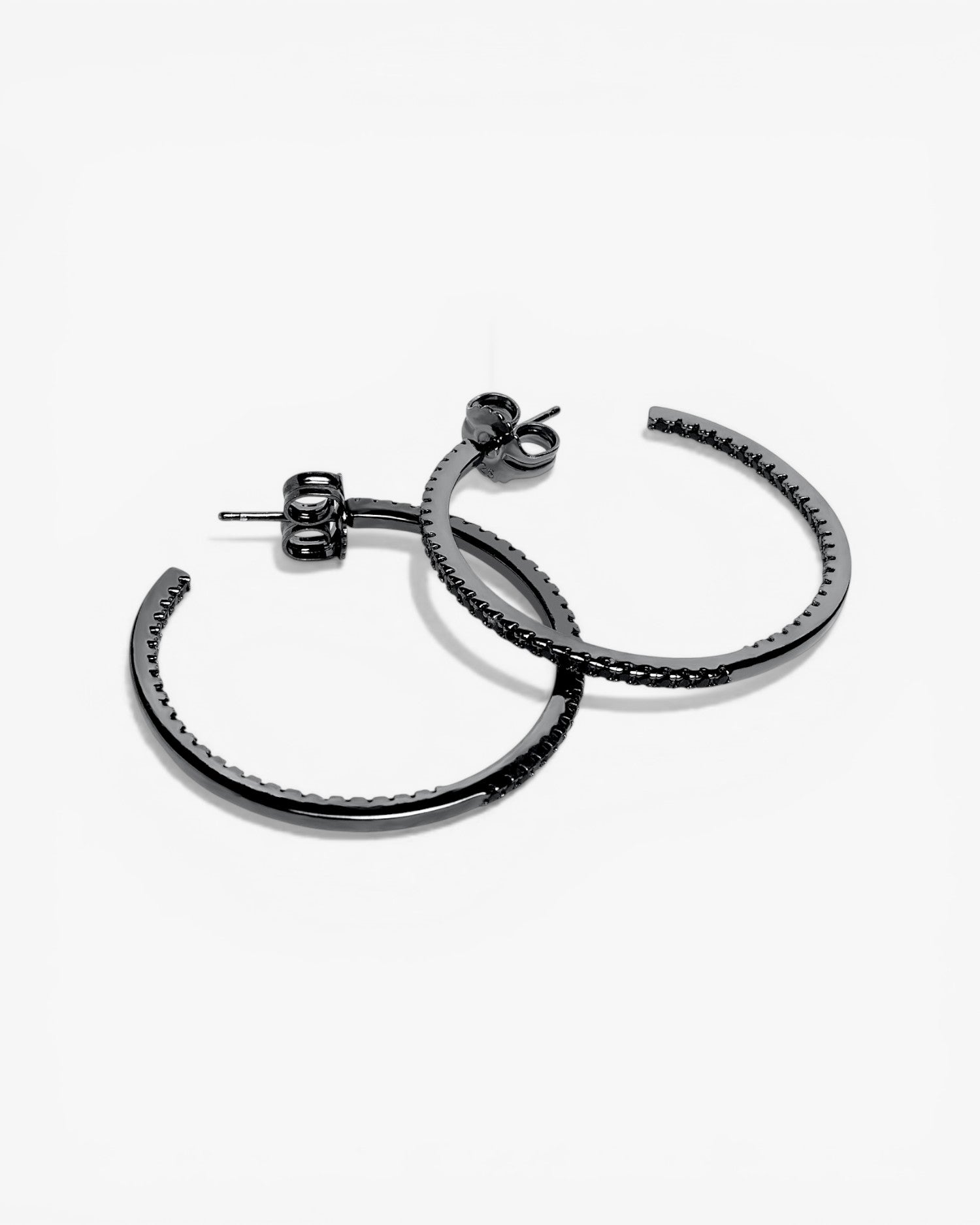 Pendientes aros medianos doble raíl de circonitas negras diseño cuadrado y baño de rutenio