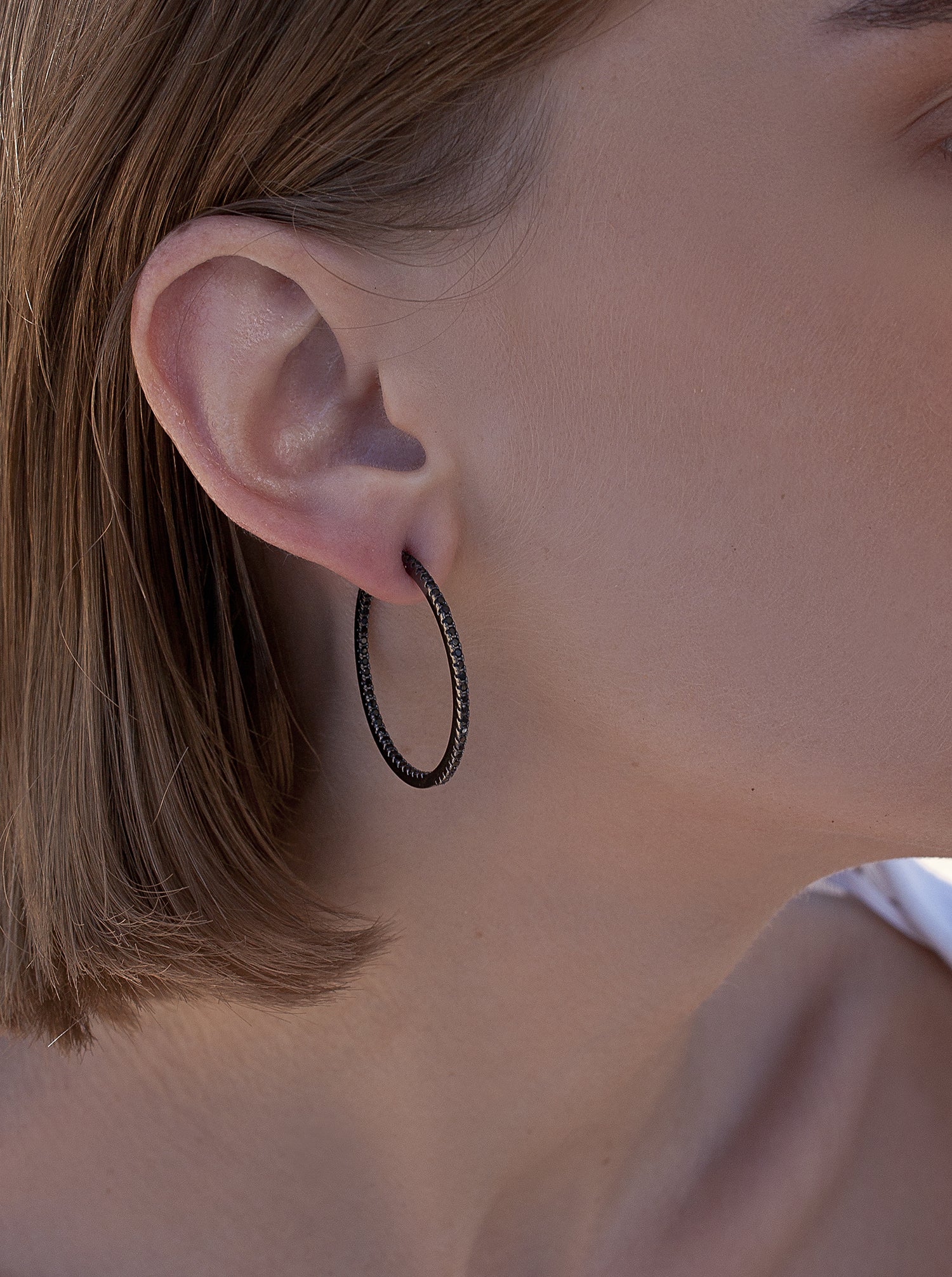 Pendientes aros medianos doble raíl de circonitas negras diseño cuadrado y baño de rutenio
