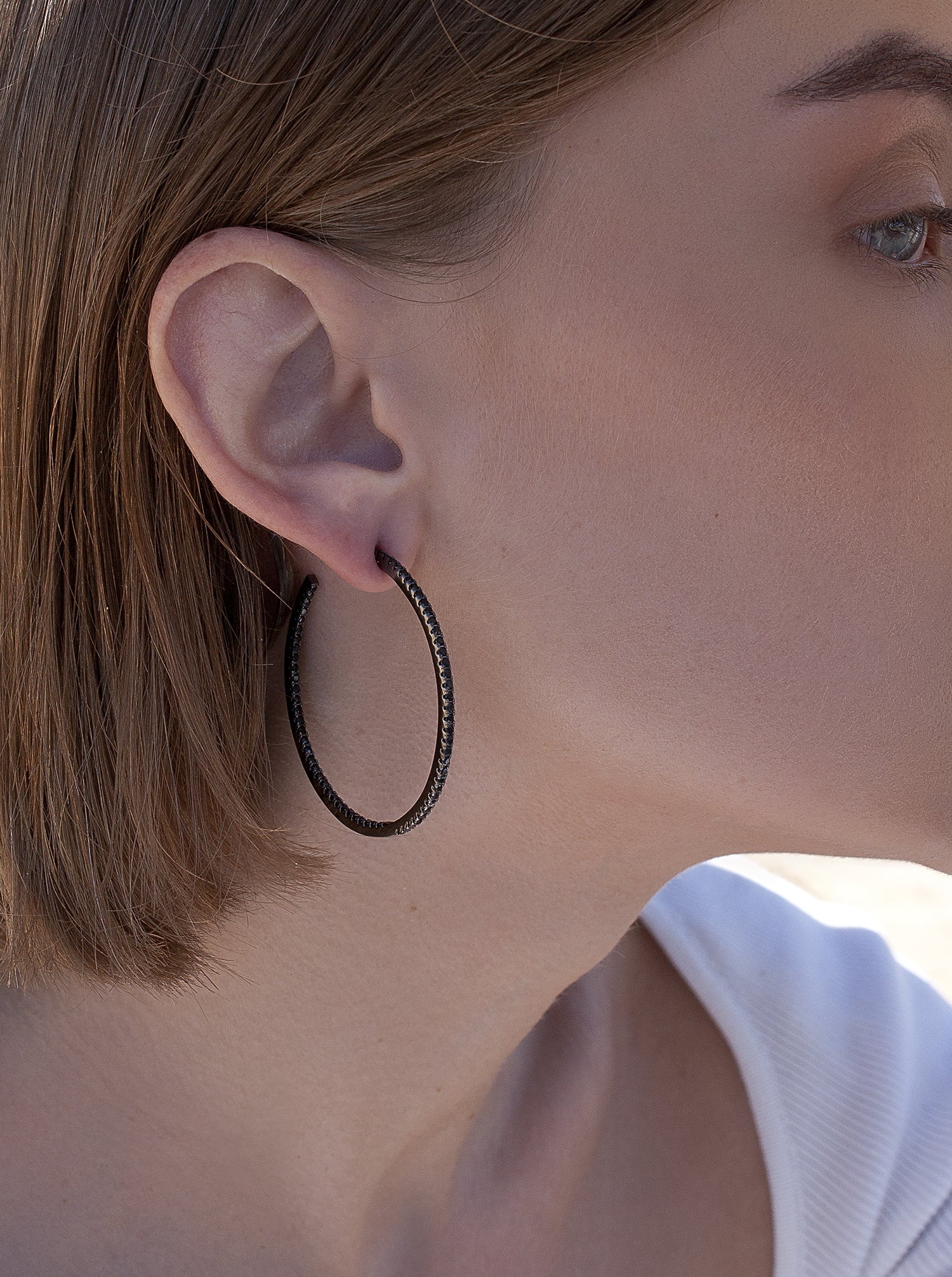 Pendientes aros grandes doble raíl de circonitas negras diseño cuadrado y baño de rutenio