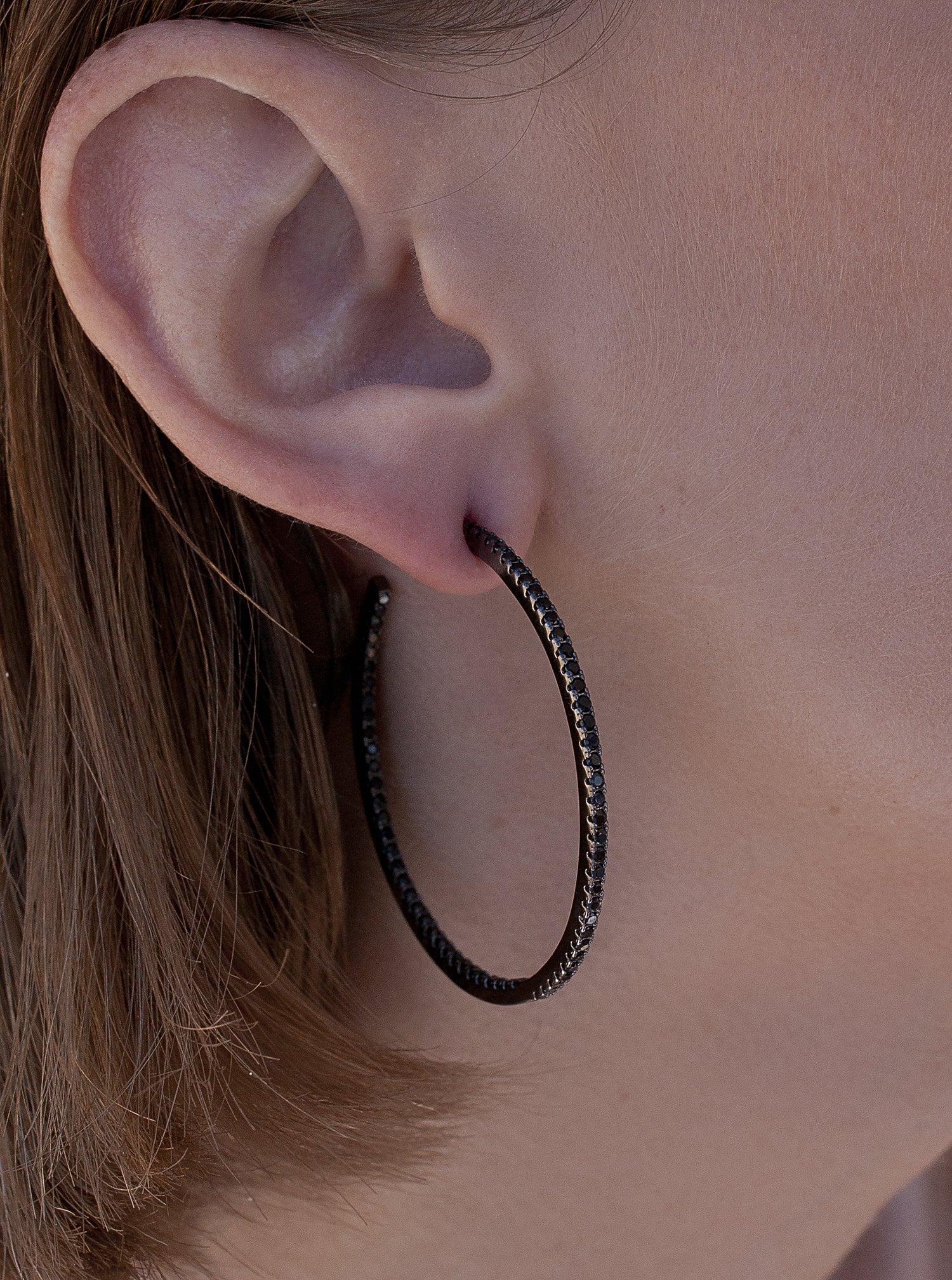 Pendientes aros grandes doble raíl de circonitas negras diseño cuadrado y baño de rutenio