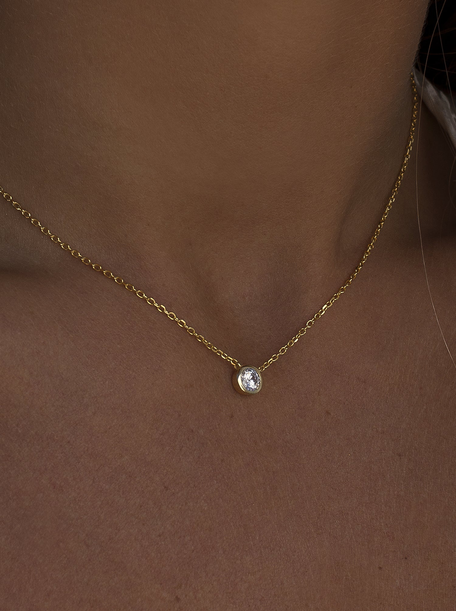 Colgantes pequeños diseño de chatón central dorado