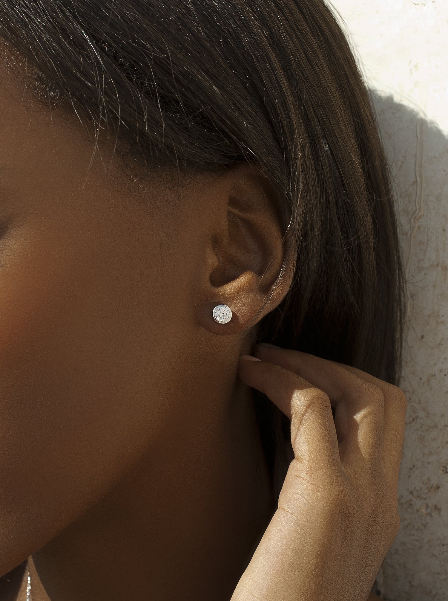 Boucles d'oreilles puces circulaires en argent massif ornées de zirconiums cubiques.