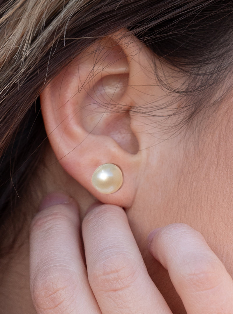 Small pearl bridal earrings, classic and simple design