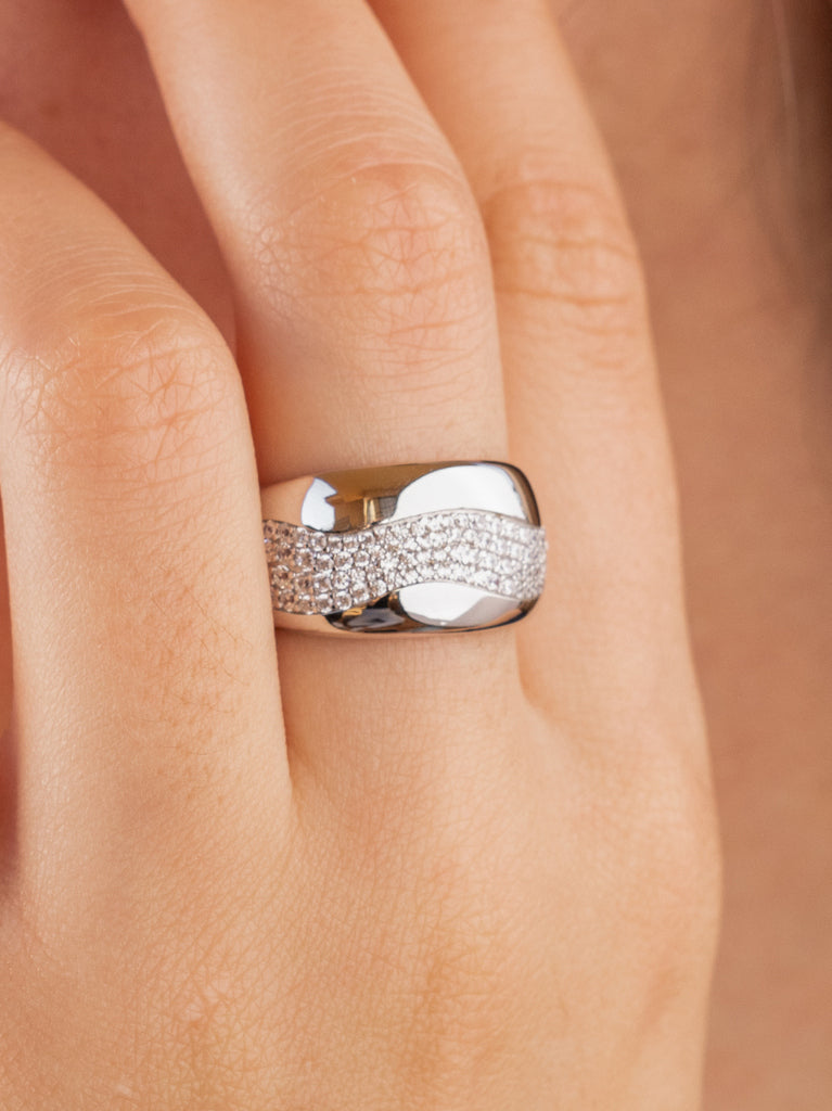 Anillo ancho de plata con onda de circonitas