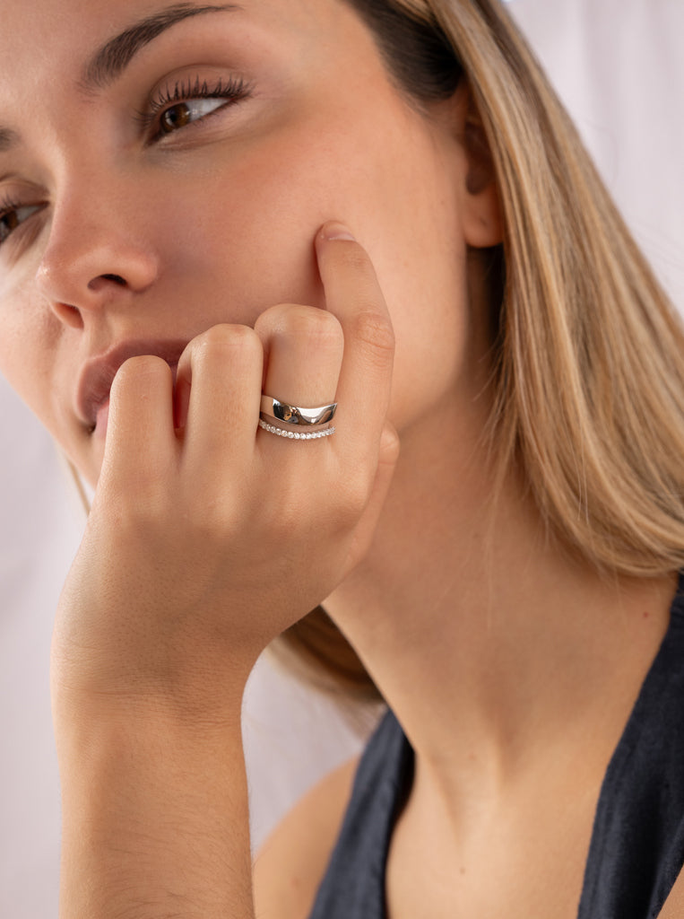 Anillo ancho de plata con parte ancha de plata y tira de circonitas