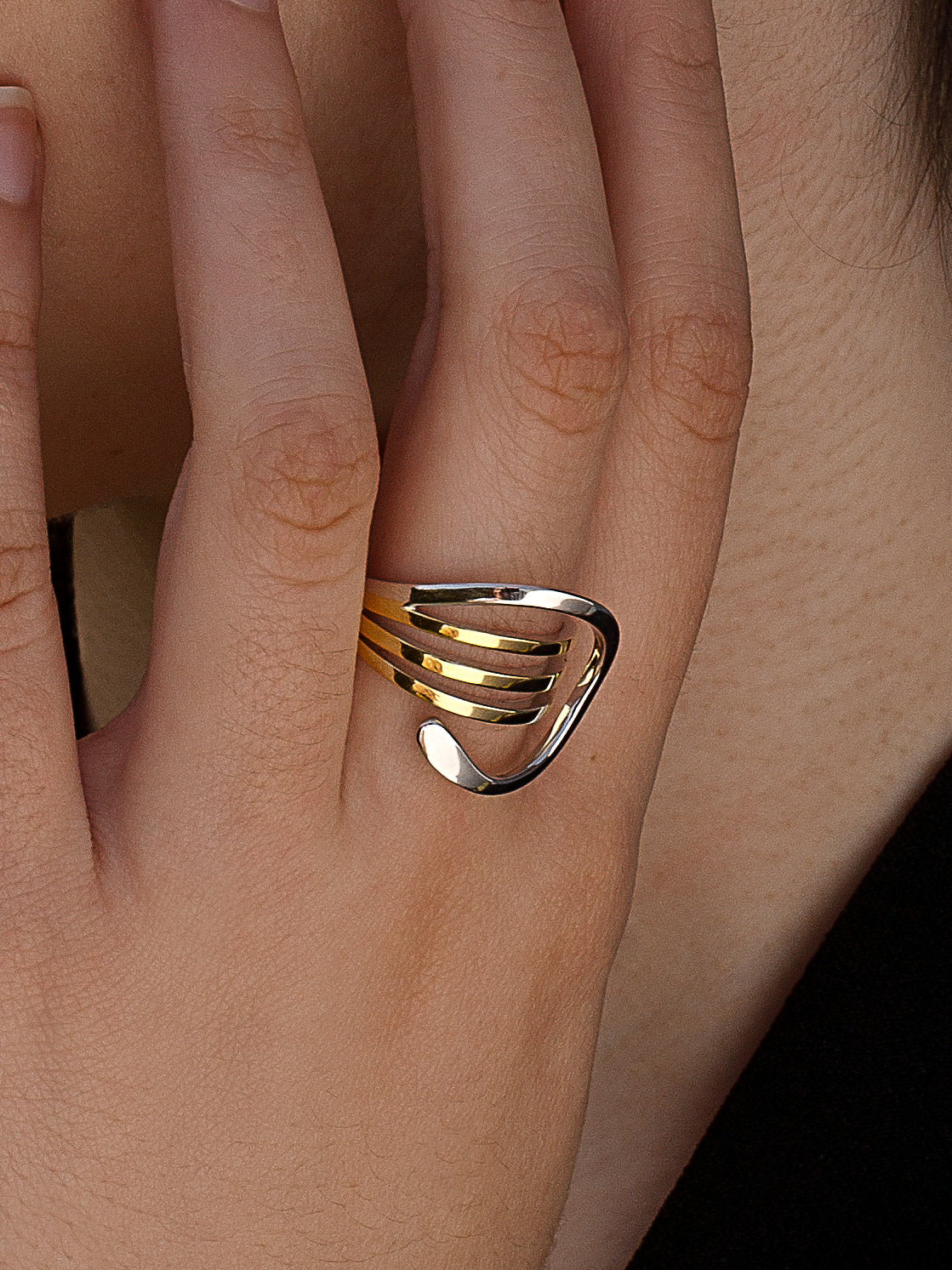 Anillo bicolor de plata tres carriles dorados y círculo central-LINEARGENT