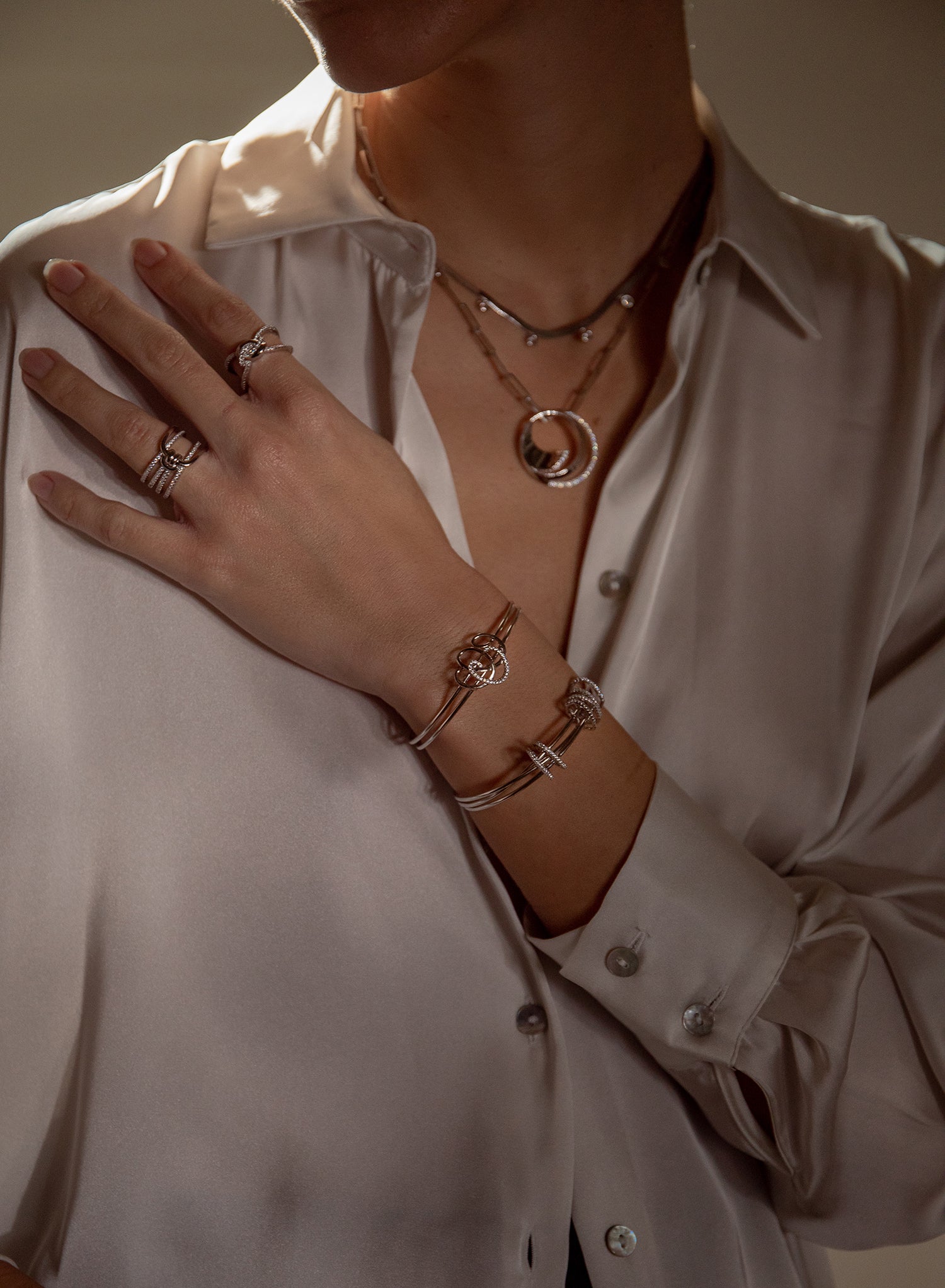 Anillo circonitas diseño doble raíl anudado