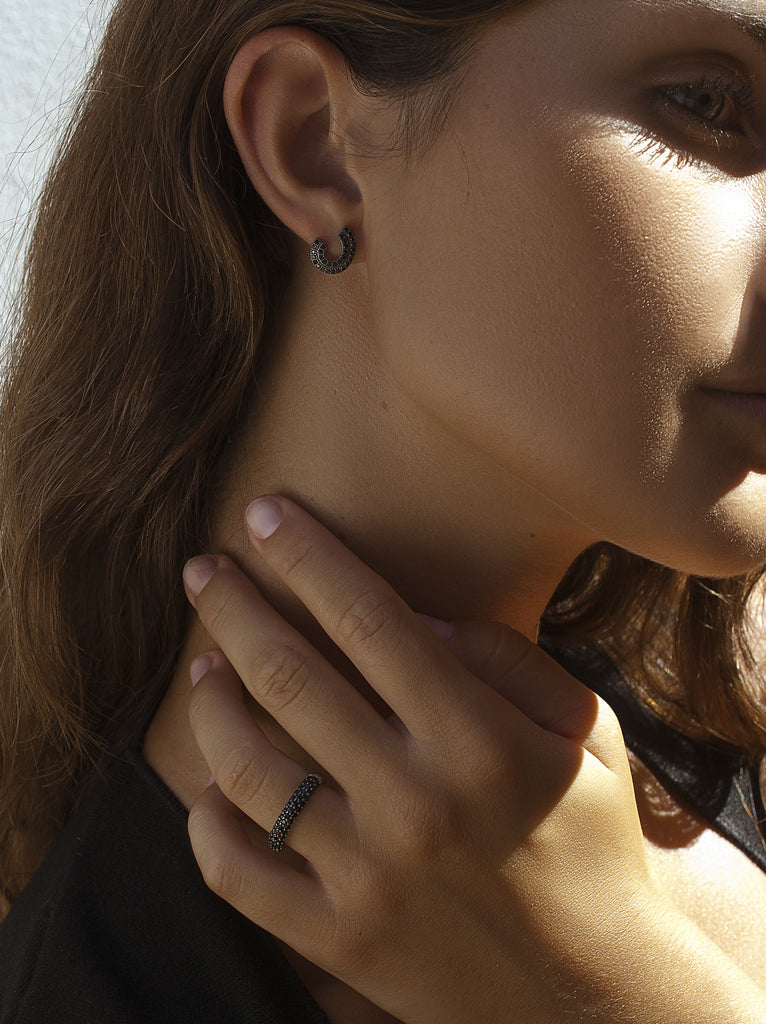 bague avec zircon de argent avec zircons noir