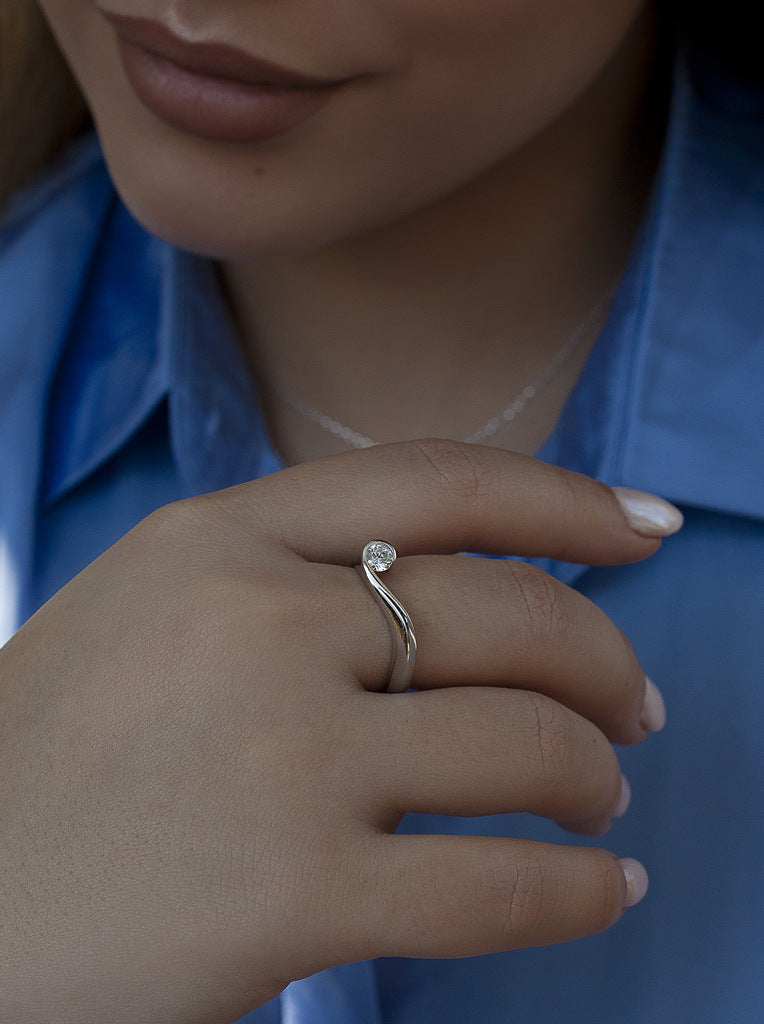 Anillo con circonita de plata diseño envolvente