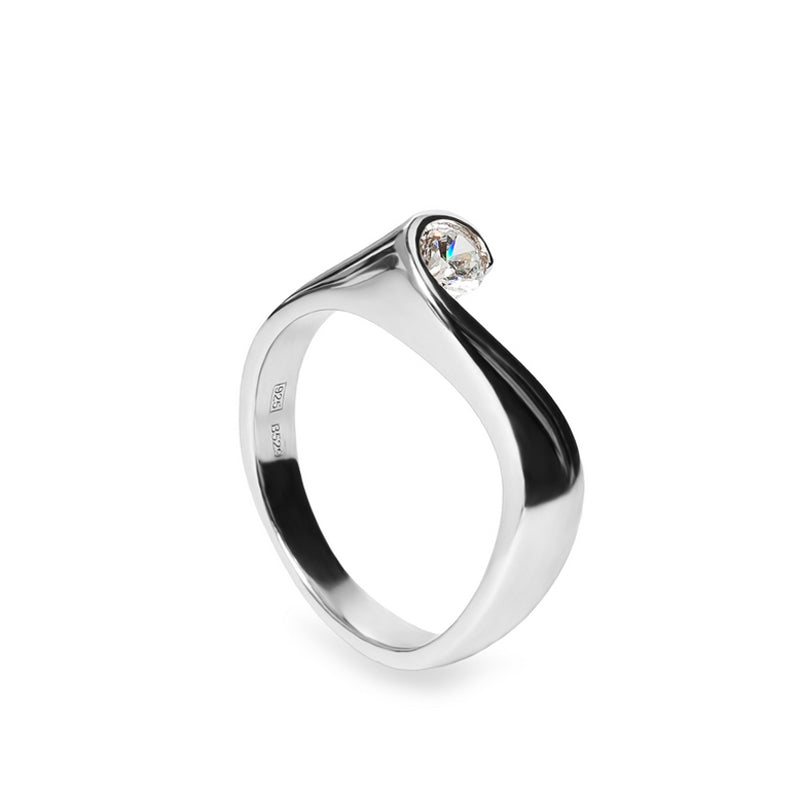 Anillo con circonita de plata diseño envolvente