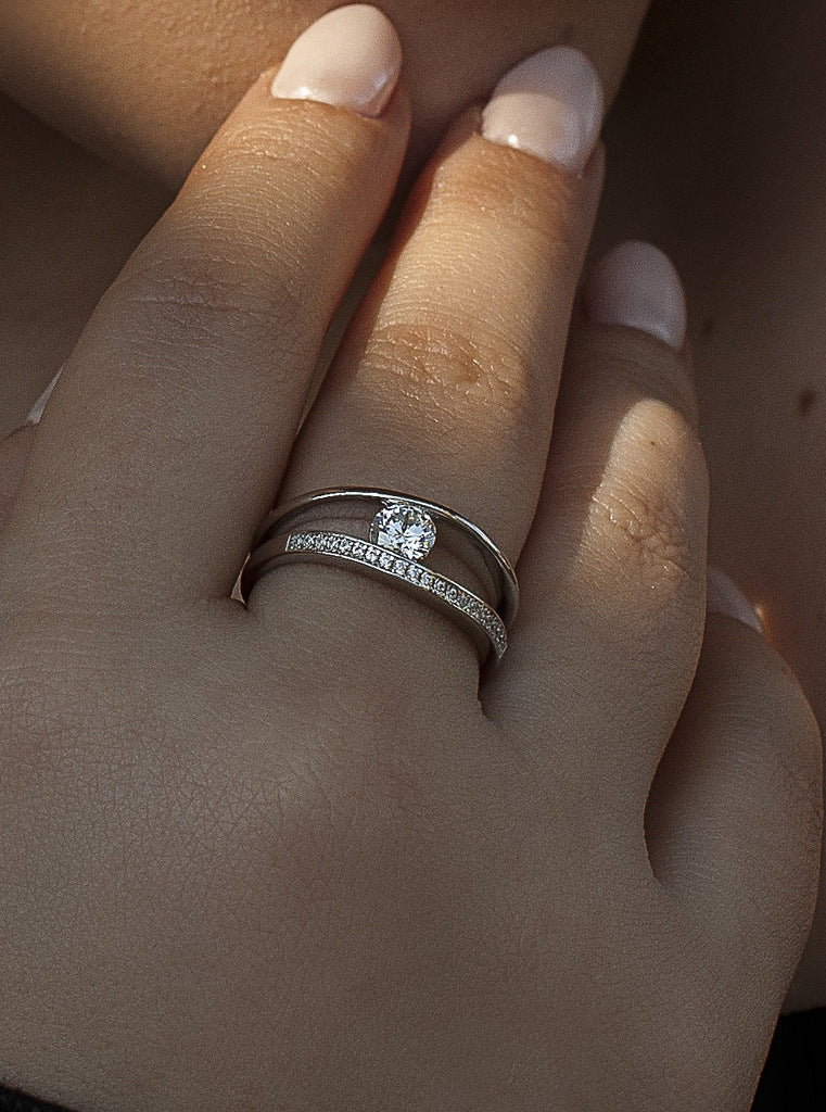 Anillo con circonita redonda central y doble rail