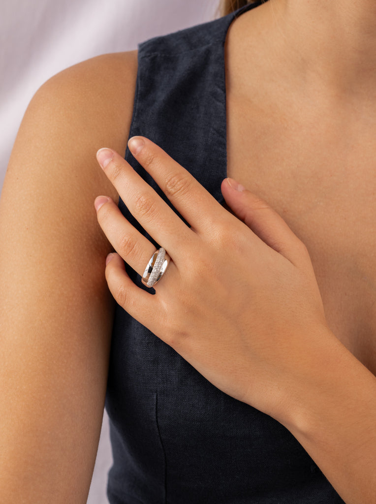 ring with silver zirconias design classic and sophisticated