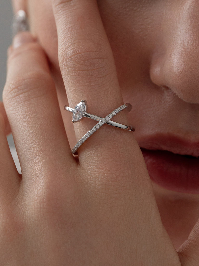 Anillo con circonitas de plata diseño cruzado