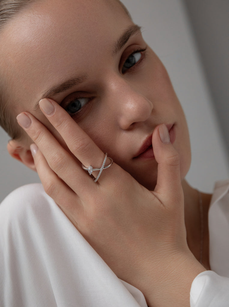 Anillo con circonitas de plata diseño cruzado