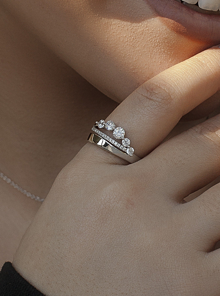 Anillo con circonitas de plata diseño lineal