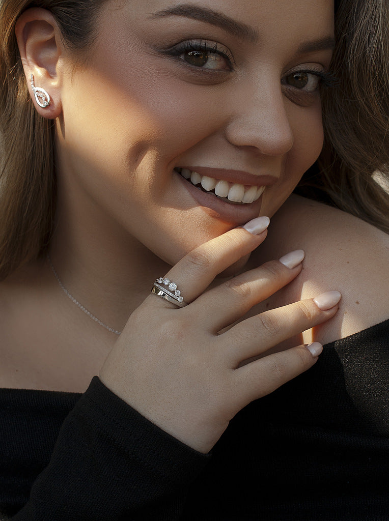 Anillo con circonitas de plata diseño lineal